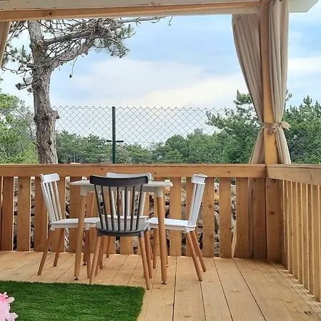 Blue - 2 Bedroom House & Hot Tub In * Ражанац