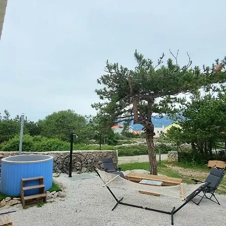 Blue - 2 Bedroom House & Hot Tub In Ражанац