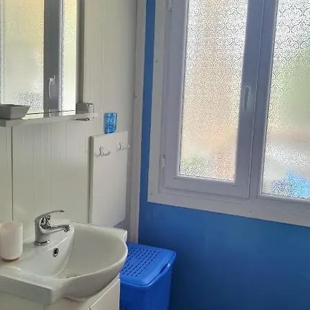 Blue - 2 Bedroom House & Hot Tub In Дом отдыха Ражанац
