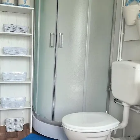 Blue - 2 Bedroom House & Hot Tub In Дом отдыха Ражанац
